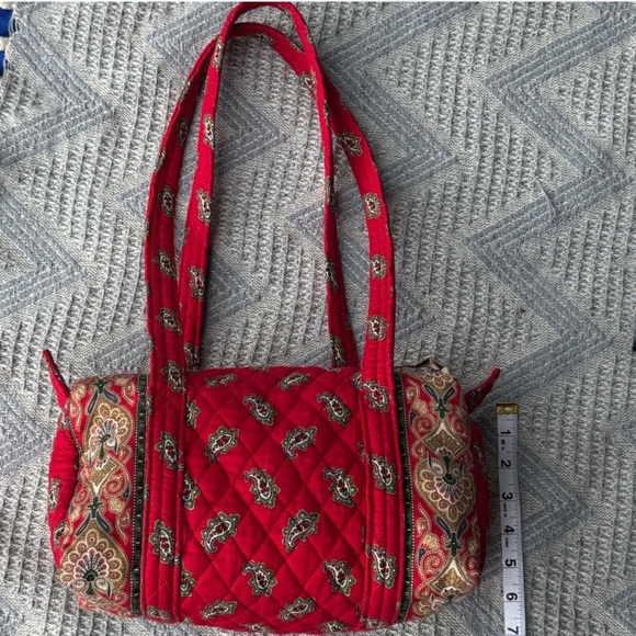 Vintage VERA BRADLEY Retired Rare Indiana Tag
Apple Red Paisley Small Duffel Bag - Picture 4 of 7